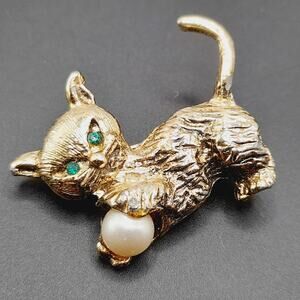 Vintage 1950s Kitten With Ball Brooch - Gold Tone - Faux Pearl - 1 3/8 Inches